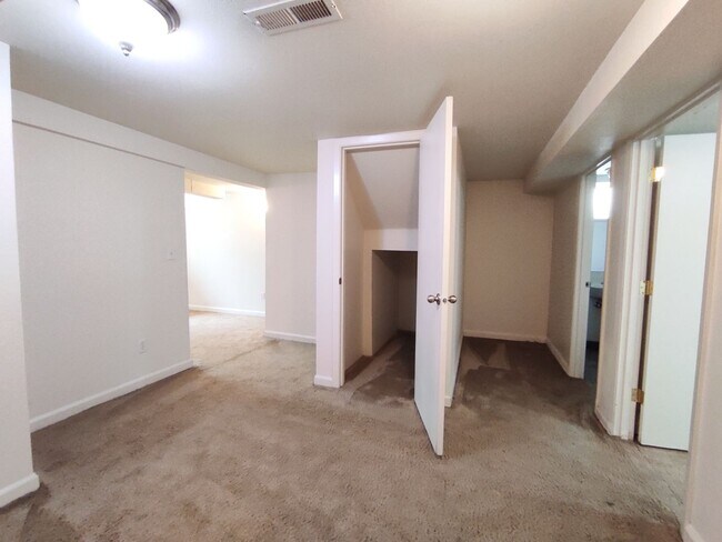 Building Photo - 7008 N Amherst St