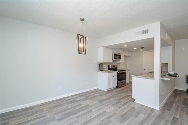 Building Photo - 978 Memorial Village Dr