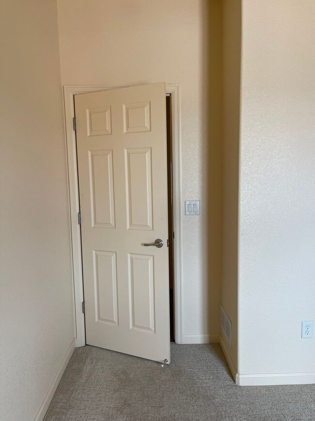 Building Photo - 422 Storm Ridge Dr