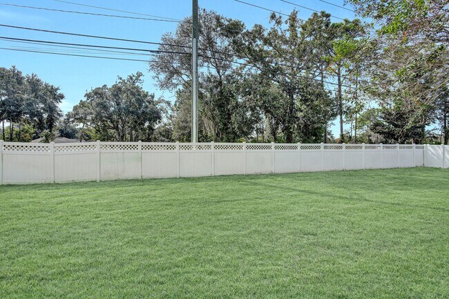 Building Photo - 2 bedroom/ 2.5 bathroom in gated St Johns ...