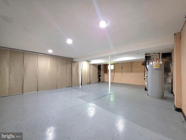 Building Photo - 2215 Collingwood Rd