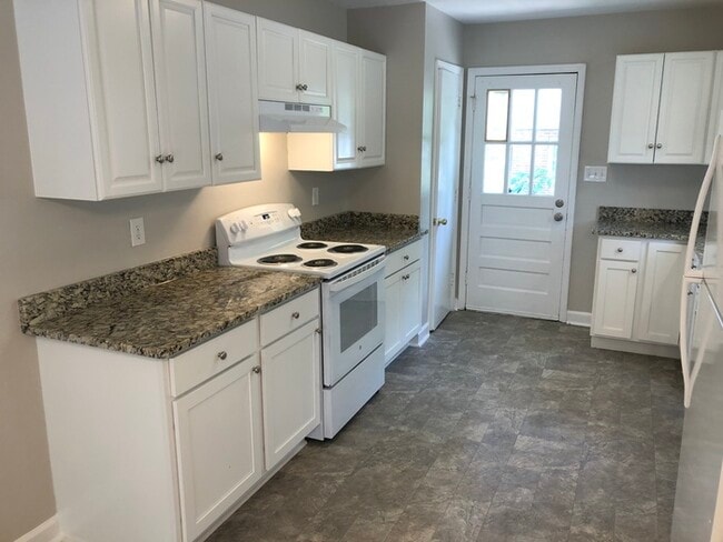 Building Photo - BIG House & BIG Fenced Yard. Plus Master Suite, Den, Shed, and More!