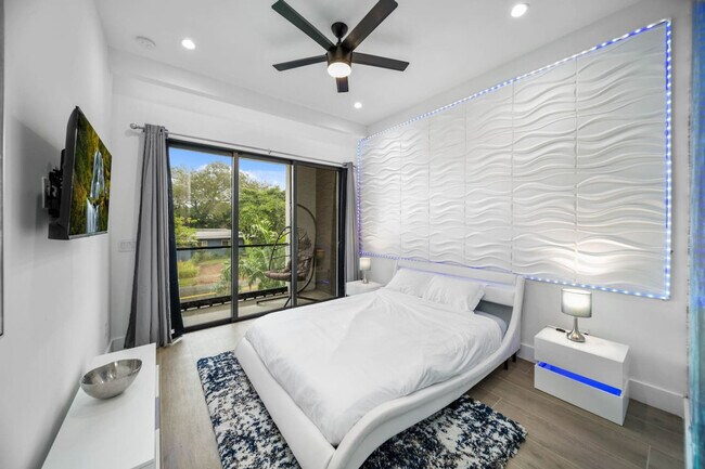 Building Photo - 547 NE 16th Ave