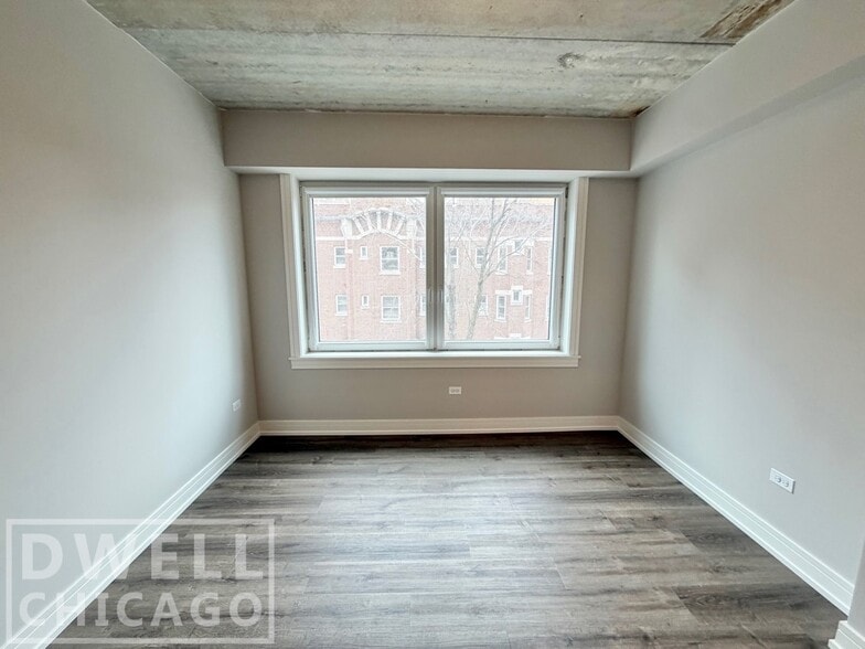 Building Photo - 938 W Carmen Ave