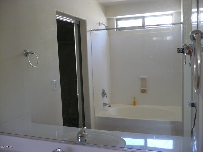 Building Photo - 2528 W Straight Arrow Ln