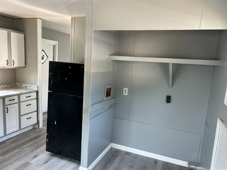 Building Photo - 100 Hidden Valley Dr