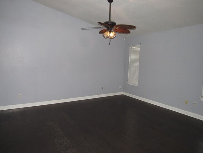 Building Photo - Close to schools, shopping & hospitals!