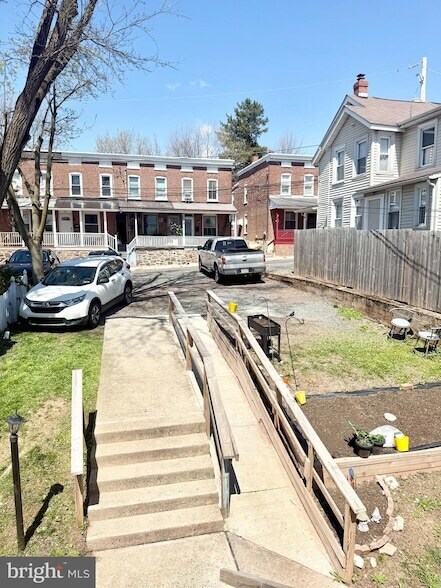 Building Photo - 327 Main St