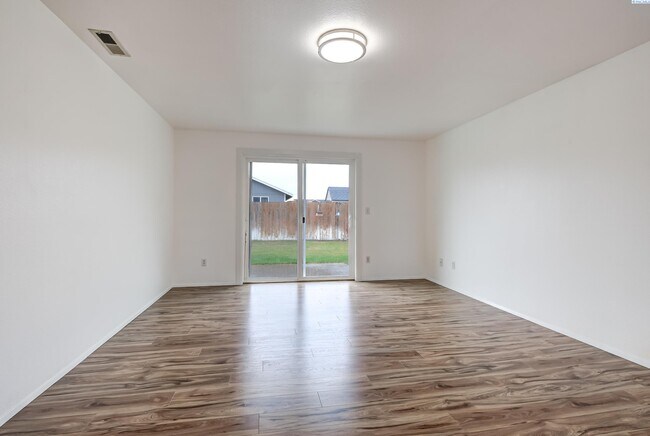 Building Photo - Nice Home, Yard care Included