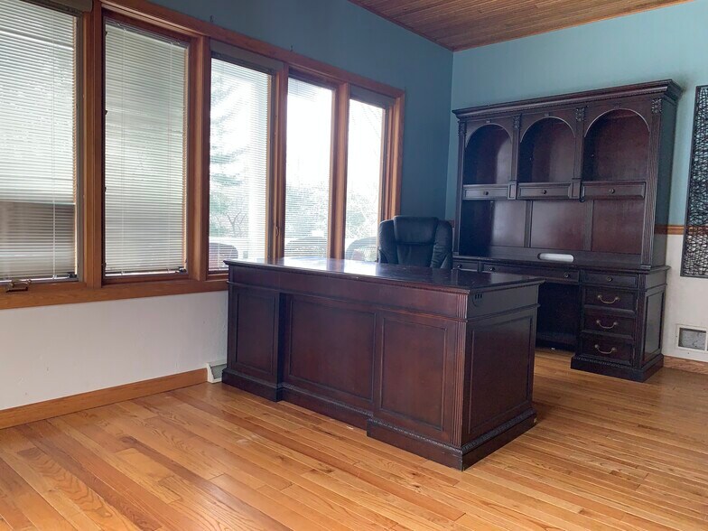 Building Photo - 4400 Twin Oaks Dr