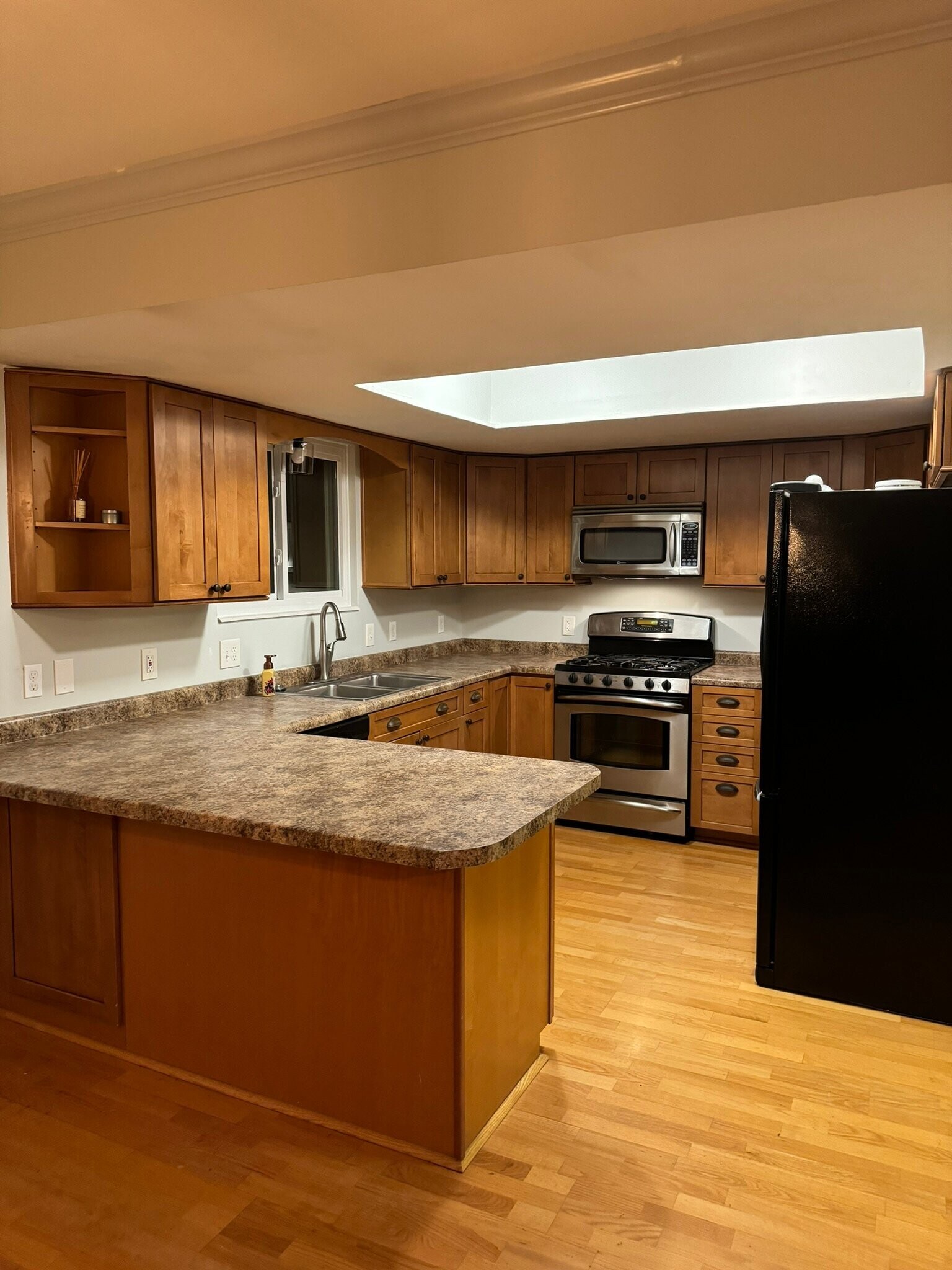 Building Photo - 992 Halcyon Dr