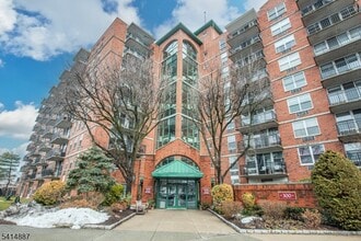 Building Photo - 300 Main St