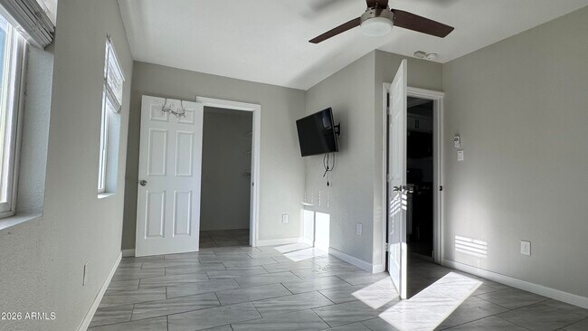 Building Photo - 222 E Southgate Ave