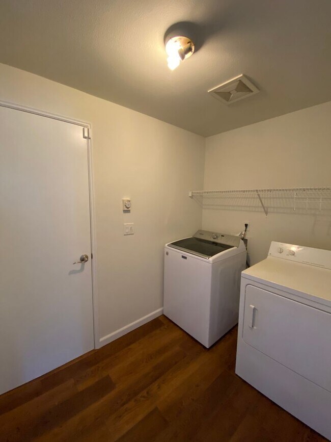 Building Photo - Clean 3 bed well-maintained & pet free hom...