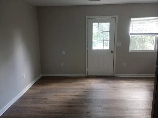 Building Photo - 3 Bedroom 2 Bathroom