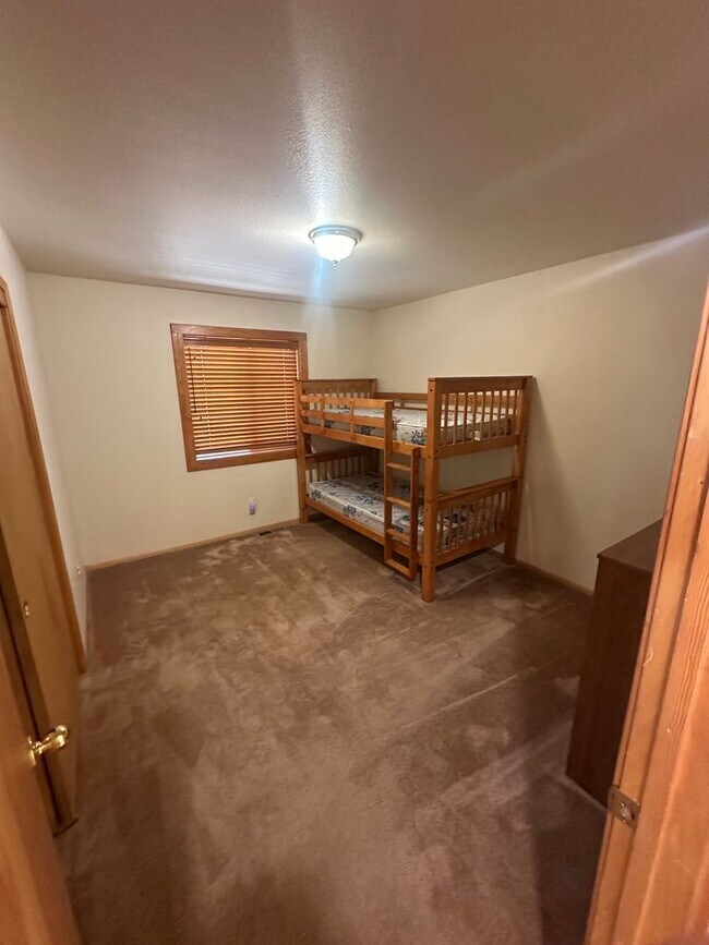Building Photo - Three Bed, Two Bath Home In Prosser With Two Car Garage
