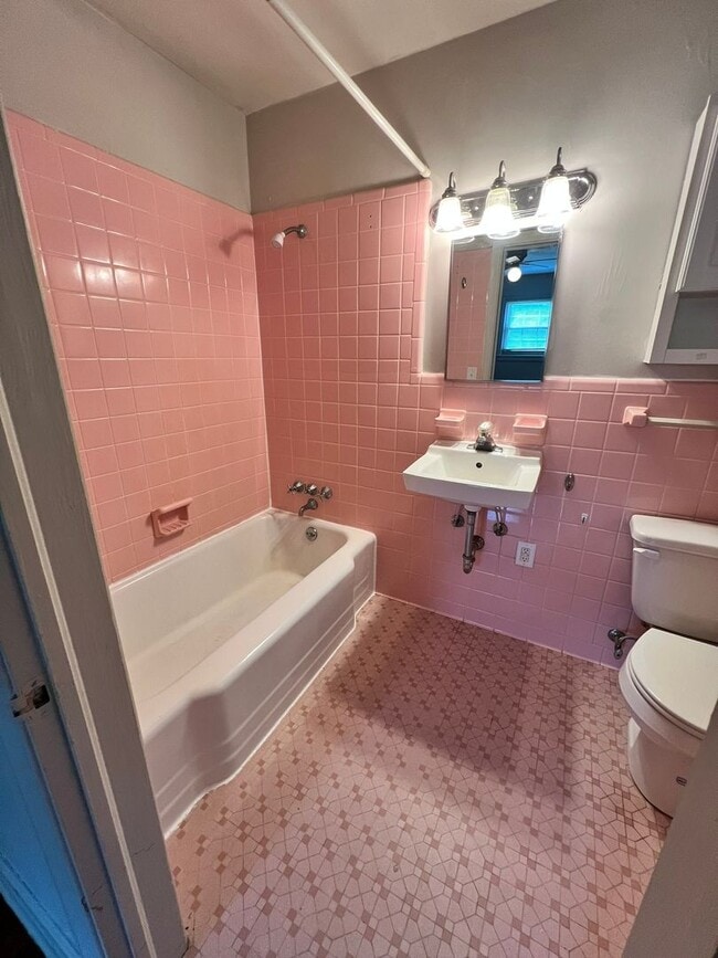 Building Photo - 3BD/ 2BA in Bellview Estates
