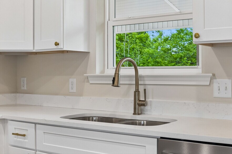 Building Photo - 553 Skyview Dr
