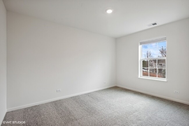 Building Photo - 1543 Kraft Ave