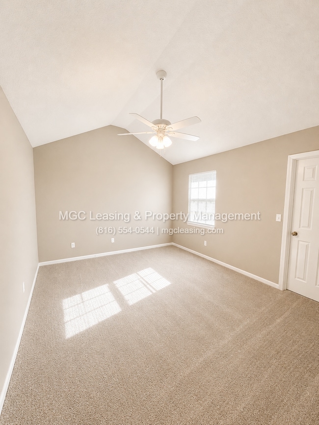 Building Photo - 4604 NE Whispering Winds Dr