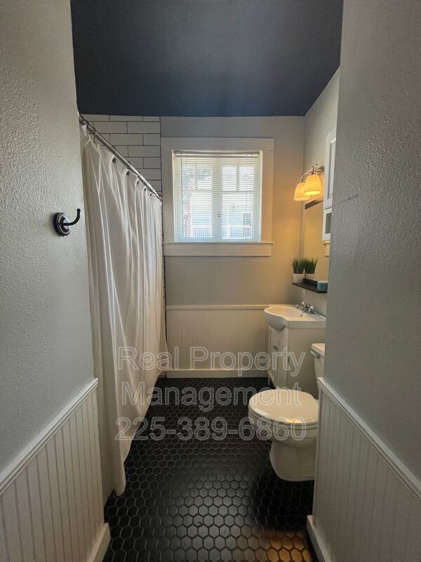 Building Photo - 1836 Oleander St