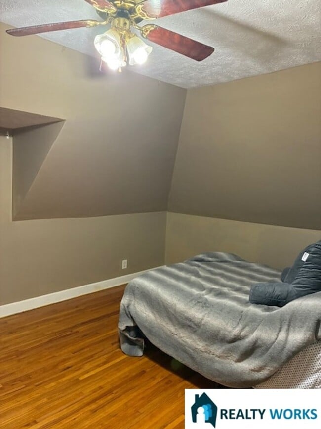 Building Photo - Enchanting Three Bed One and a Half Bath