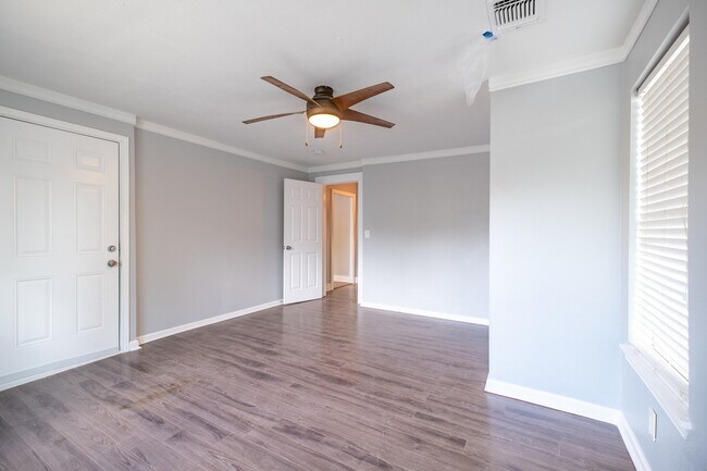 Building Photo - Charming East Austin 2BR w/ Character & Walkable Location