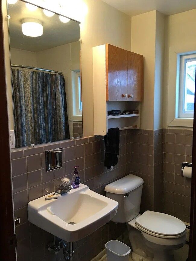 Building Photo - 3 Bedroom Apartment in Burlington VT Avail...