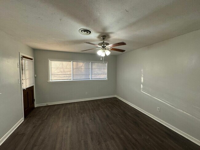 Building Photo - 304 Colonial Cir