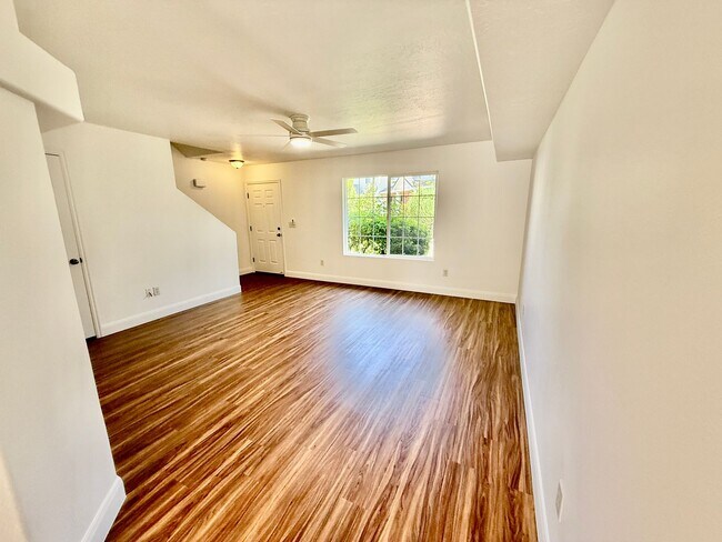 Building Photo - Redone Lexington Hills Townhome