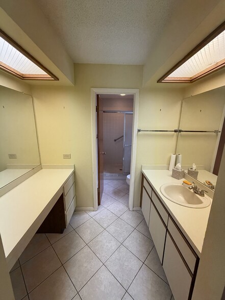Building Photo - 3 Bed/2 Bath