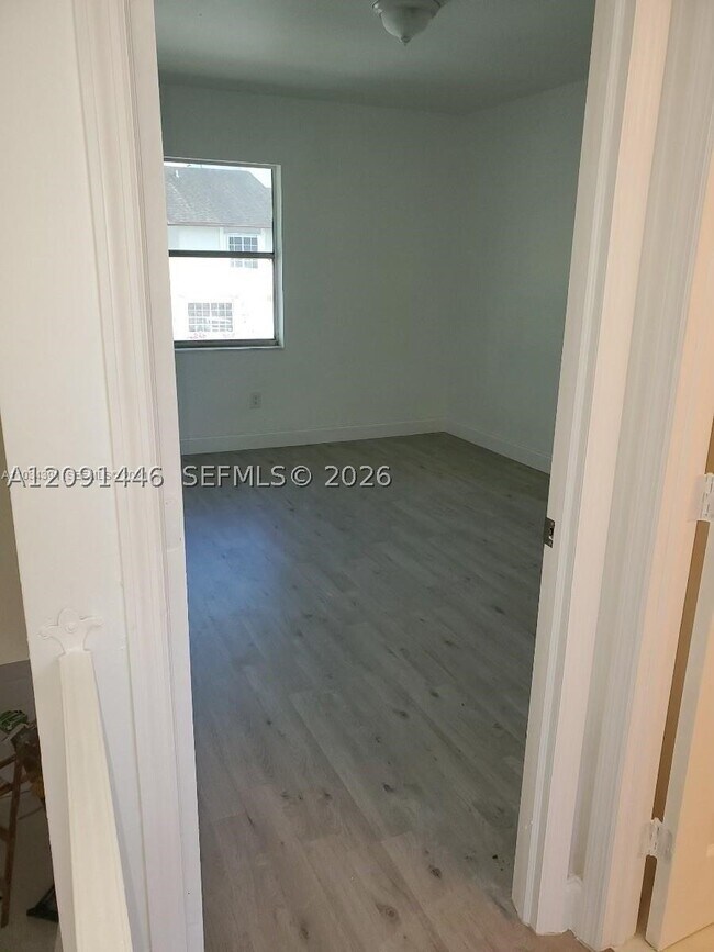 Building Photo - 4008 W 9th Ct