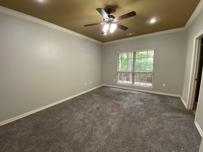 Building Photo - 4 BEDROOM TOWNHOUSE FAYETTEVILLE AR! Ready...