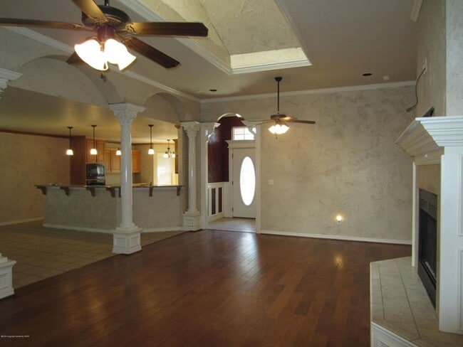 Building Photo - Located in City View 3/2/3 car garage