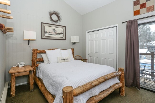 Building Photo - Move in Special! Keystone 2 bed/2bath! Plu...