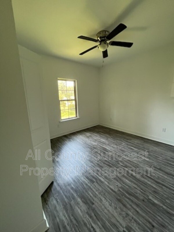 Building Photo - 1605 Willow Rd