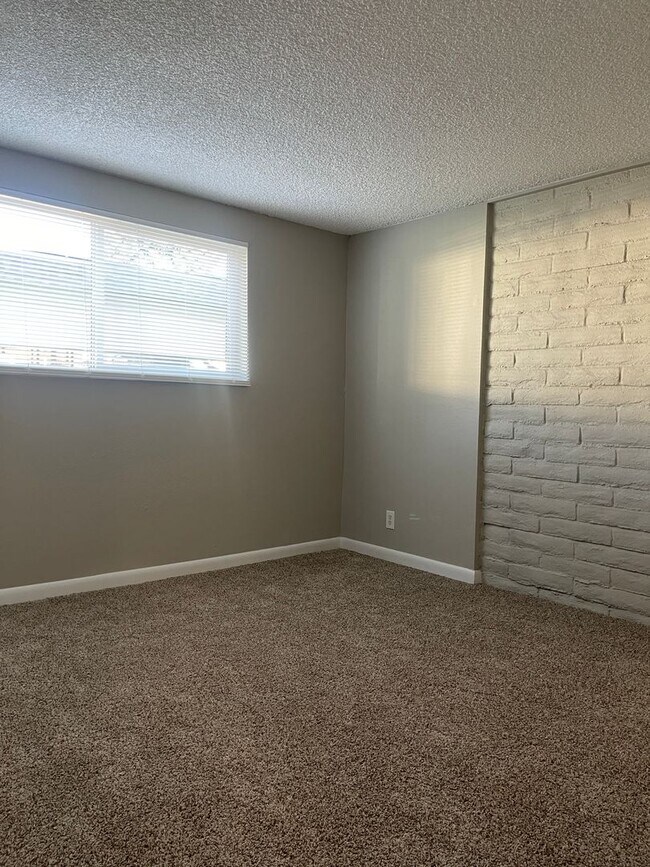 Building Photo - 3 Bedroom 2 Bathroom Condo in Applewood-Move in Ready!