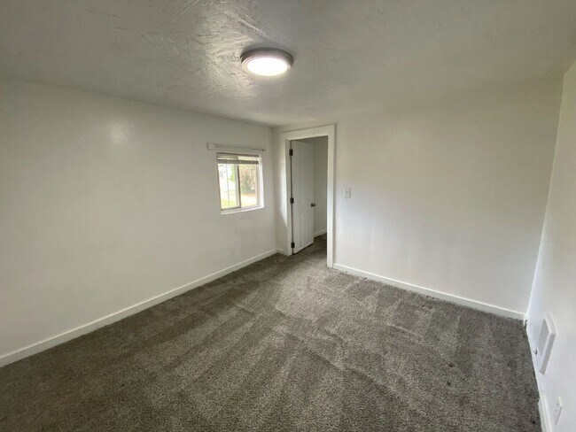 Building Photo - 452 Alder St