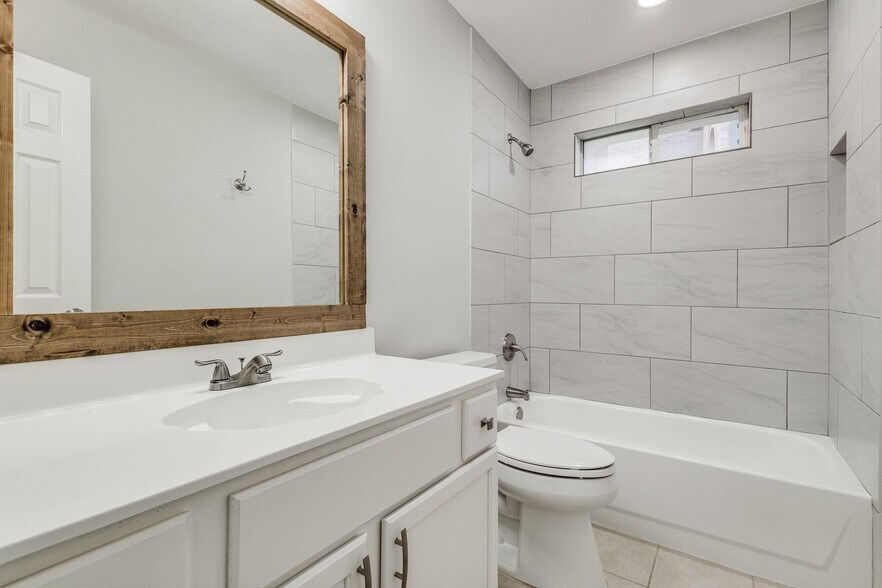 Building Photo - 2317 Suntree Ln