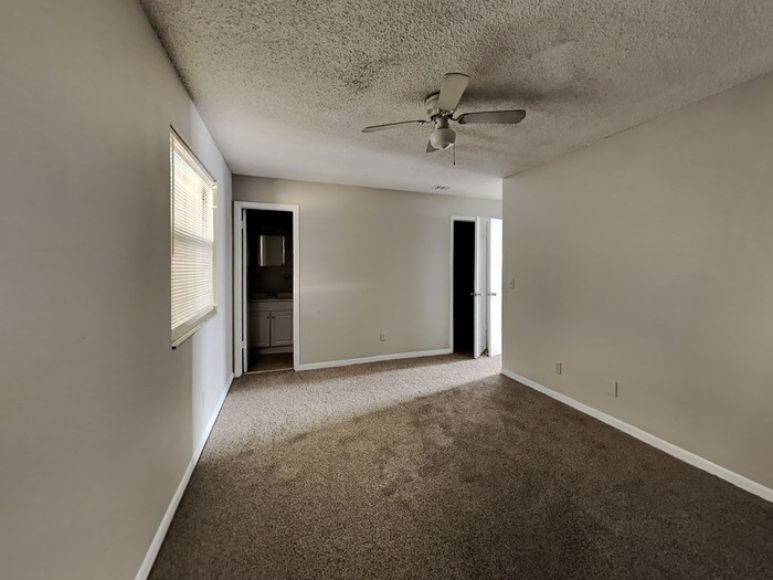 Building Photo - 951 Turtle Creek Dr S