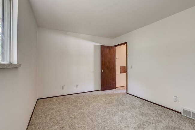 Building Photo - 40 N Lakewood Gardens Ln
