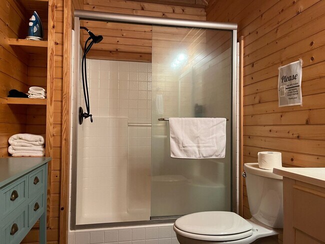 Building Photo - Beautiful 3/2 Mountain Home Rental!