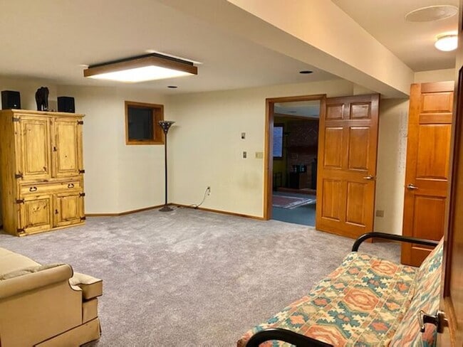 Building Photo - Spacious & Beautiful 1 Bedroom, 1 Bath Bas...