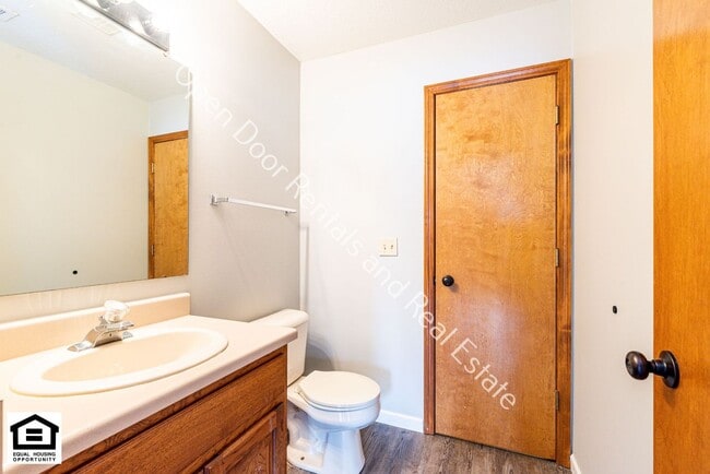 Building Photo - 1420/1422 Flagstone