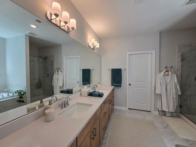 Building Photo - 5 Bedrooms! Stunning 5BR/4BA North Ridge P...