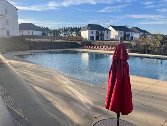 Building Photo - 4BD/4BA FURNISHED ROWANDALE UNIT