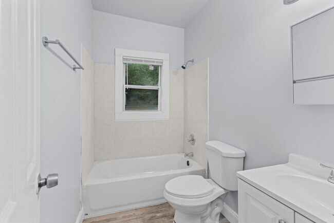 Building Photo - Charming 4 Bedroom, 1 Bathroom house