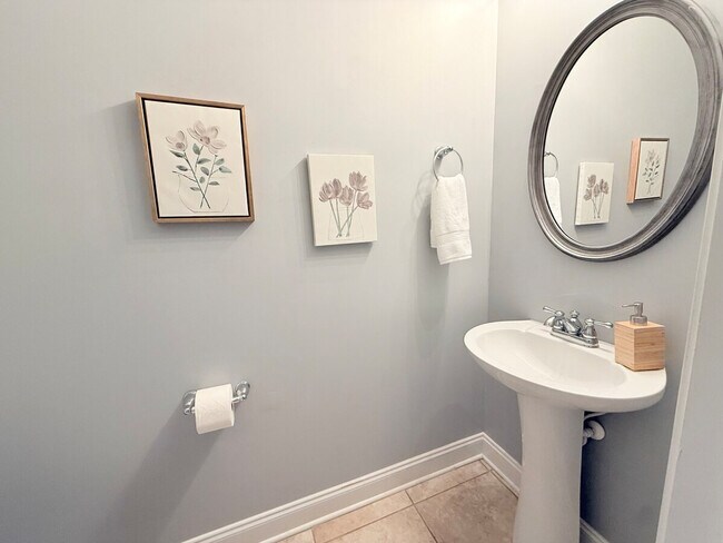 Building Photo - 607 Lake Forest Road