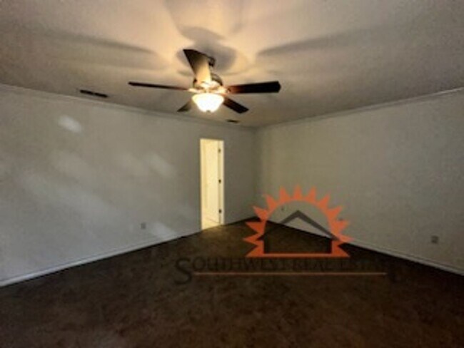 Building Photo - Beautiful 3 bedroom 2 bath brick home