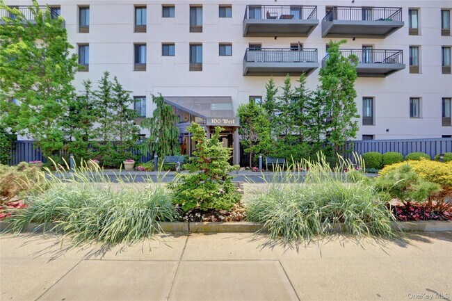 Building Photo - 100 W Broadway